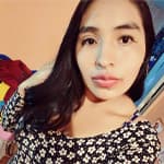 Cliente Kelly Garcia dando una reseña positiva sobre nuestra tienda de ropa y accesorios para niños Mikidis