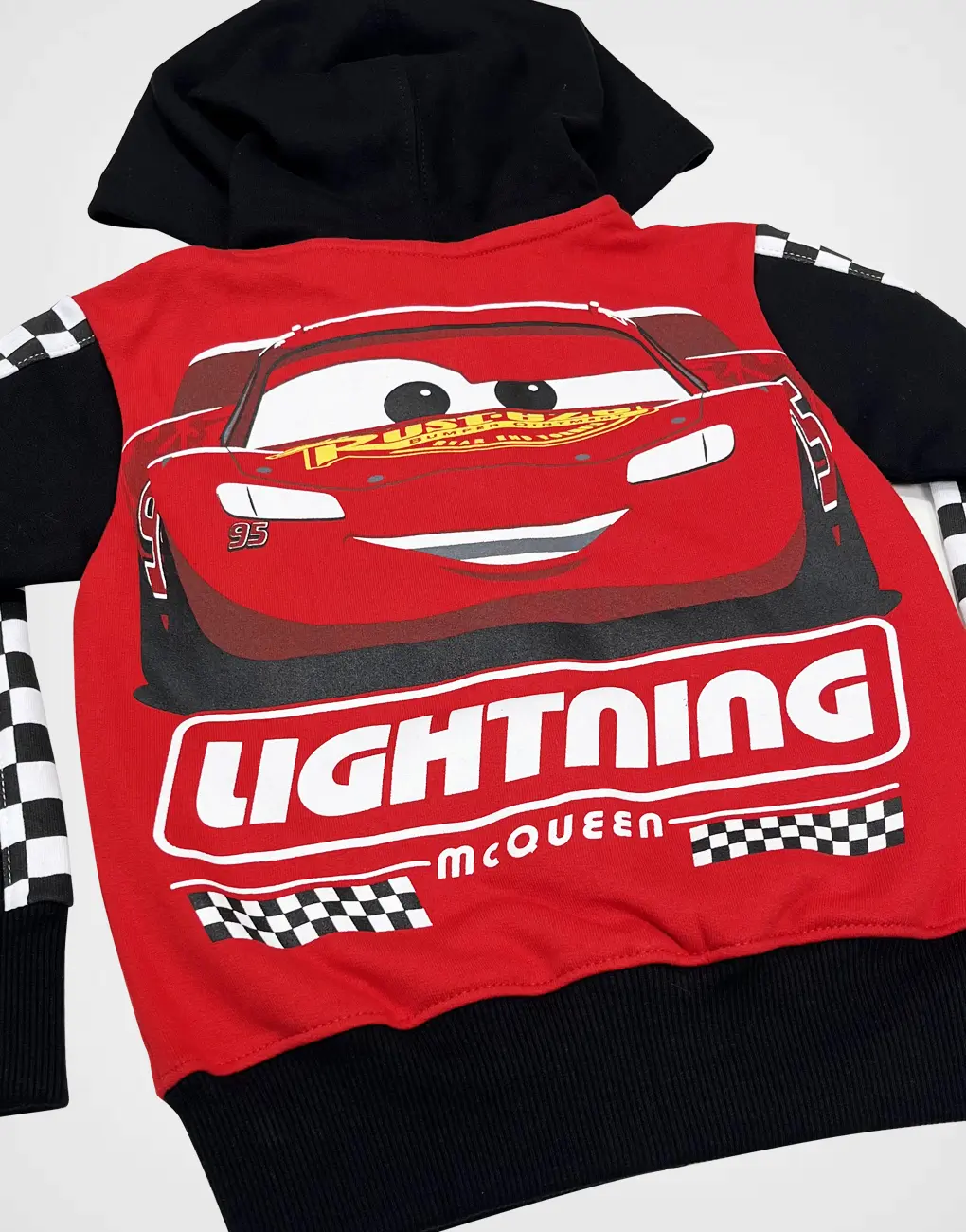 Casaca Con Capucha Cars Rayo McQueen Color Rojo + Negro Para Niños